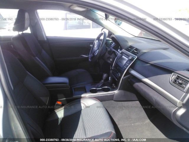 4T1BF1FKXFU984552 - 2015 TOYOTA CAMRY LE/XLE/SE/XSE SILVER photo 5