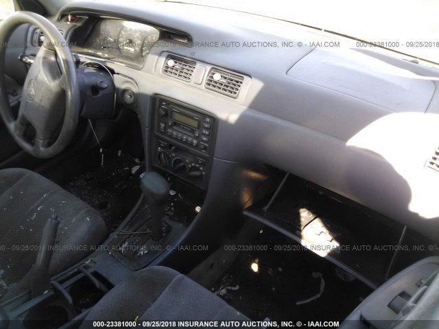 JT2BG28K3X0293563 - 1999 TOYOTA CAMRY LE/XLE Сұр фото 5