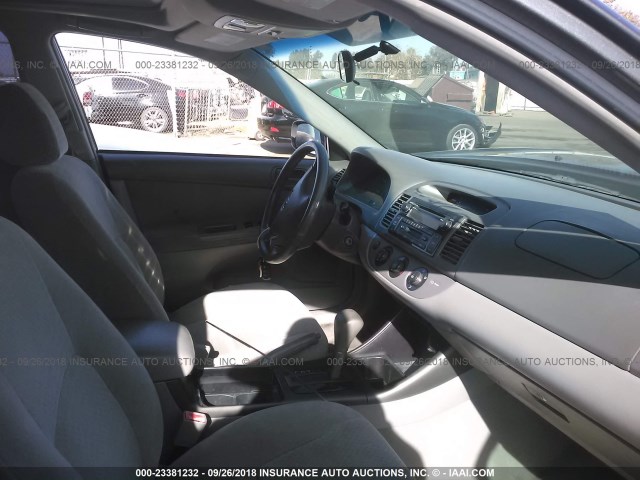 4T1BF30K32U529511 - 2002 TOYOTA CAMRY LE/XLE/SE 灰色 照片 5