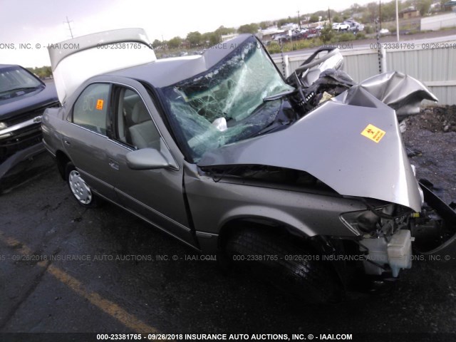 4T1BG22K5XU606715 - 1999 TOYOTA CAMRY CE/LE/XLE 金色 照片 1