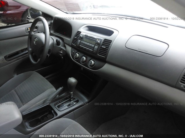 4T1BE32K75U080631 - 2005 TOYOTA CAMRY LE/XLE/SE Күміс фото 5