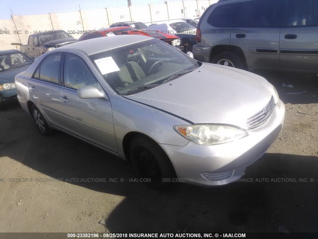 4T1BE32K15U097327 - 2005 TOYOTA CAMRY LE/XLE/SE SILVER photo 1