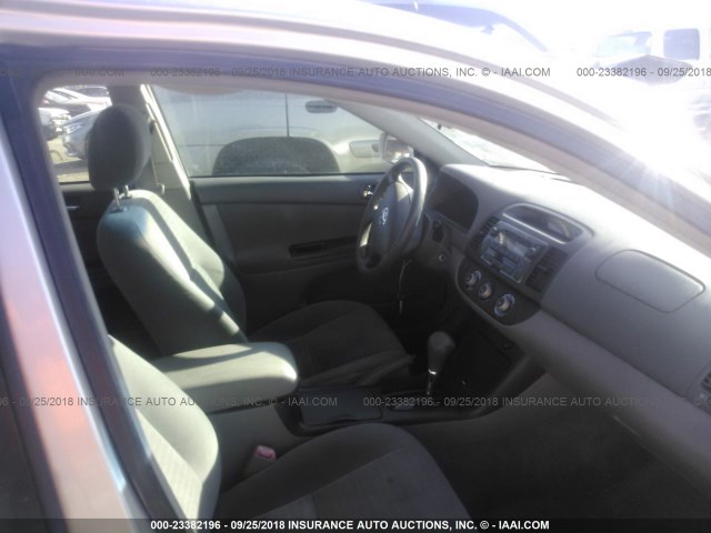 4T1BE32K15U097327 - 2005 TOYOTA CAMRY LE/XLE/SE SILVER photo 5