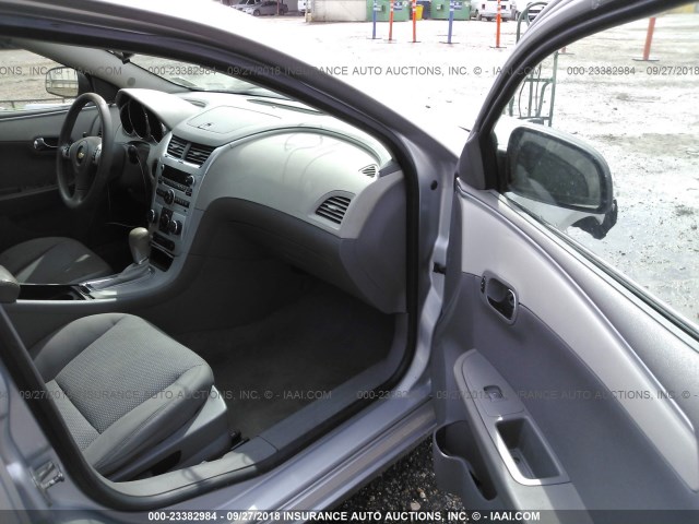 1G1ZB5E09CF195324 - 2012 CHEVROLET MALIBU LS Gümüş foto 5