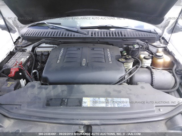 5LMFU28RX3LJ02561 - 2003 LINCOLN NAVIGATOR Weiß Foto 10