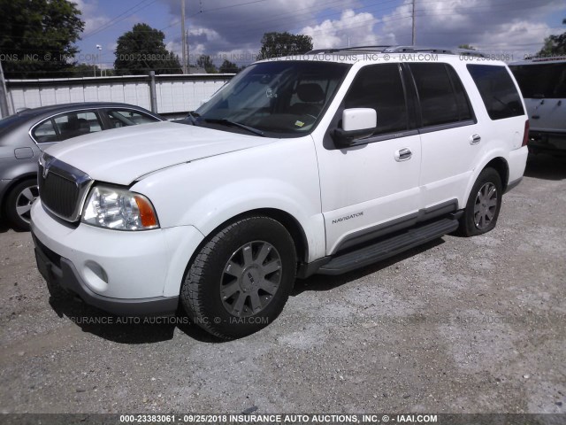 5LMFU28RX3LJ02561 - 2003 LINCOLN NAVIGATOR Weiß Foto 2
