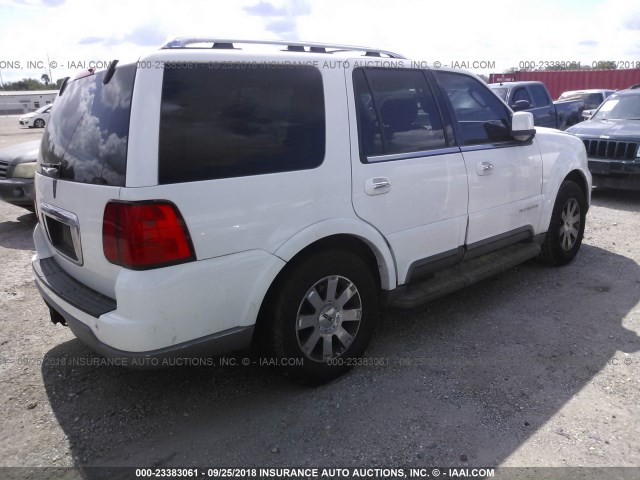 5LMFU28RX3LJ02561 - 2003 LINCOLN NAVIGATOR Weiß Foto 4