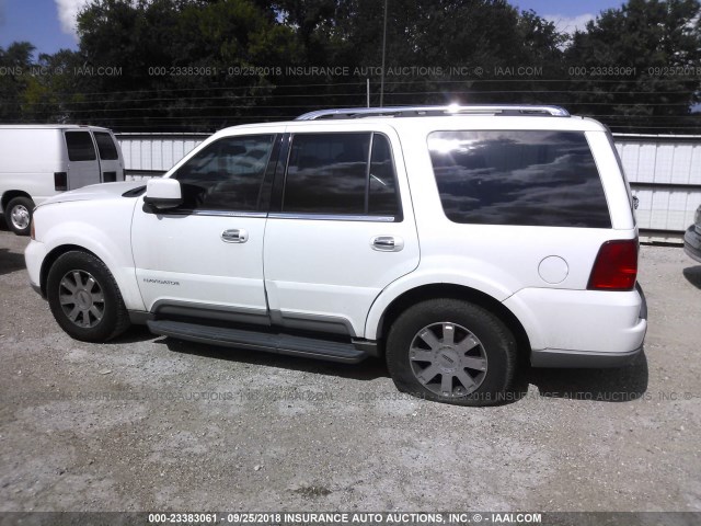 5LMFU28RX3LJ02561 - 2003 LINCOLN NAVIGATOR Weiß Foto 6