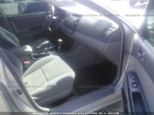 4T1BE32KX5U591816 - 2005 TOYOTA CAMRY LE/XLE/SE Күміс фото 5
