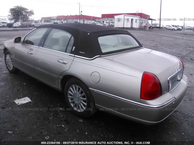 1LNHM82W23Y687703 - 2003 LINCOLN TOWN CAR SIGNATURE BEIGE photo 3