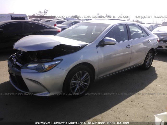 4T1BF1FK4FU875830 - 2015 TOYOTA CAMRY LE/XLE/SE/XSE 银色 照片 2