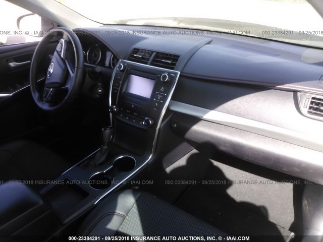 4T1BF1FK4FU875830 - 2015 TOYOTA CAMRY LE/XLE/SE/XSE 银色 照片 5