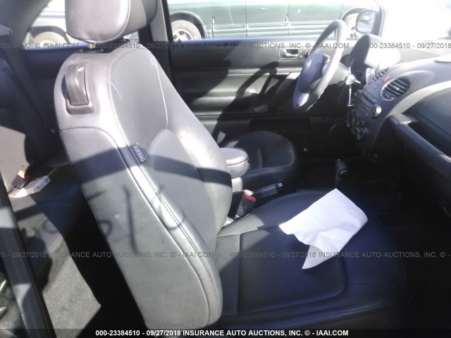 3VWPG3AG5AM018481 - 2010 VOLKSWAGEN NEW BEETLE Qara foto 5