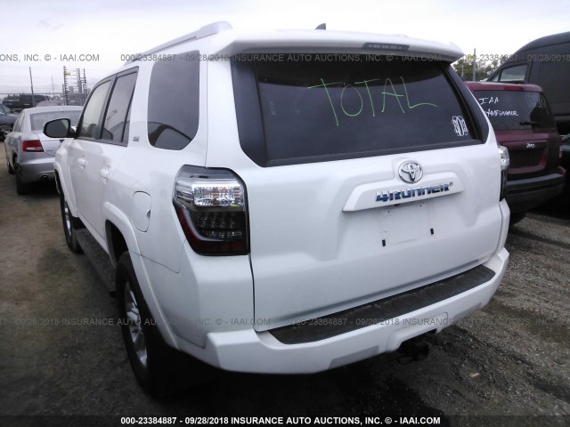 JTEBU5JR5H5459087 - 2017 TOYOTA 4RUNNER SR5 PREM/LTDL/TRAIL/TRD WHITE photo 3