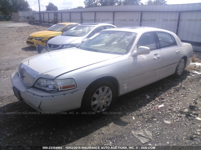 1LNHM83WX4Y614871 - 2004 LINCOLN TOWN CAR ULTIMATE WHITE photo 2