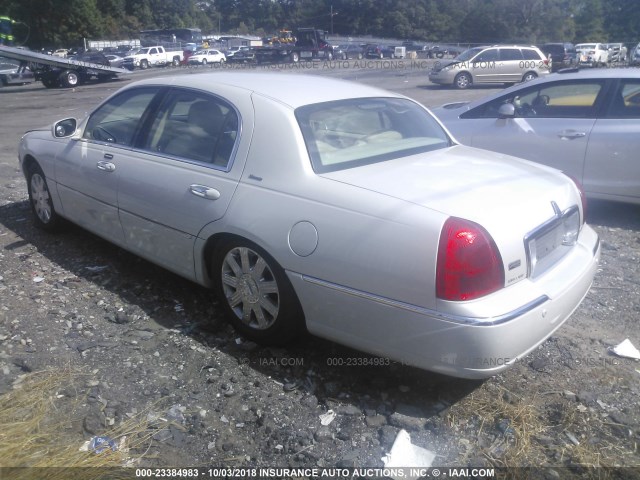 1LNHM83WX4Y614871 - 2004 LINCOLN TOWN CAR ULTIMATE WHITE photo 3