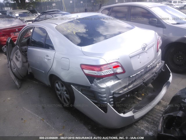 4T1BF3EK6BU127037 - 2011 TOYOTA CAMRY SE/LE/XLE SILVER photo 3