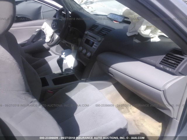 4T1BF3EK6BU127037 - 2011 TOYOTA CAMRY SE/LE/XLE ვერცხლისფერი ფოტო 5