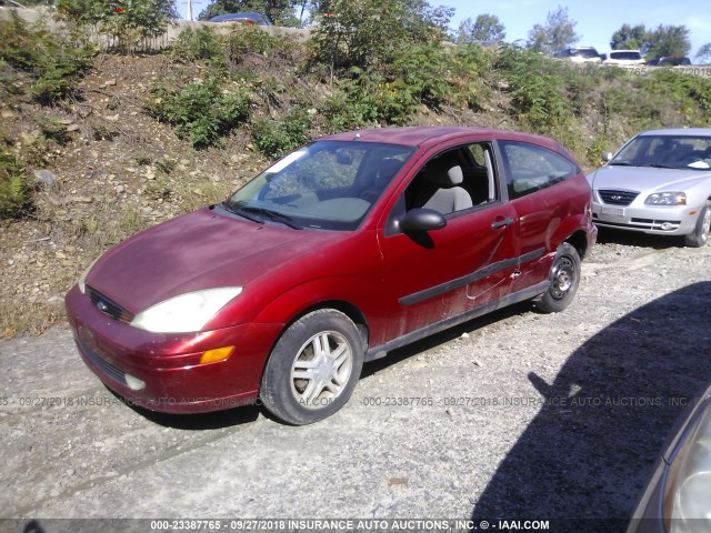 3FAFP3131YR133545 - 2000 FORD FOCUS ZX3 RED photo 2