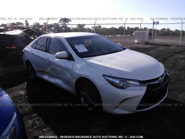 4T1BF1FK8HU408638 - 2017 TOYOTA CAMRY LE/XLE/SE/XSE 白色 照片 1