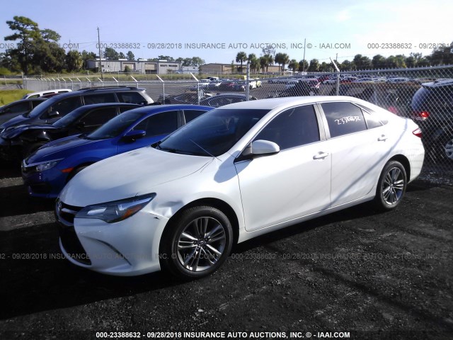 4T1BF1FK8HU408638 - 2017 TOYOTA CAMRY LE/XLE/SE/XSE 白色 照片 2
