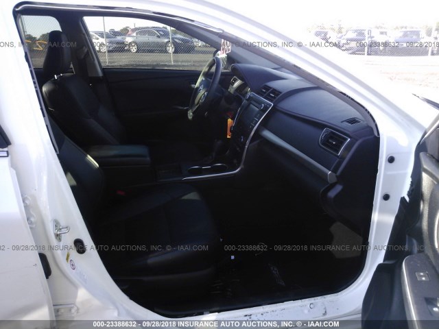 4T1BF1FK8HU408638 - 2017 TOYOTA CAMRY LE/XLE/SE/XSE 白色 照片 5