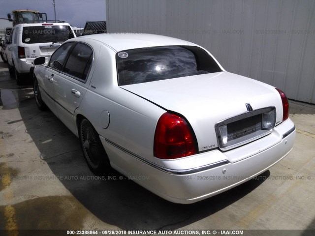 1LNHM81W53Y641283 - 2003 LINCOLN TOWN CAR EXECUTIVE WHITE photo 3