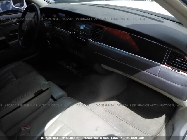 1LNHM81W53Y641283 - 2003 LINCOLN TOWN CAR EXECUTIVE WHITE photo 5