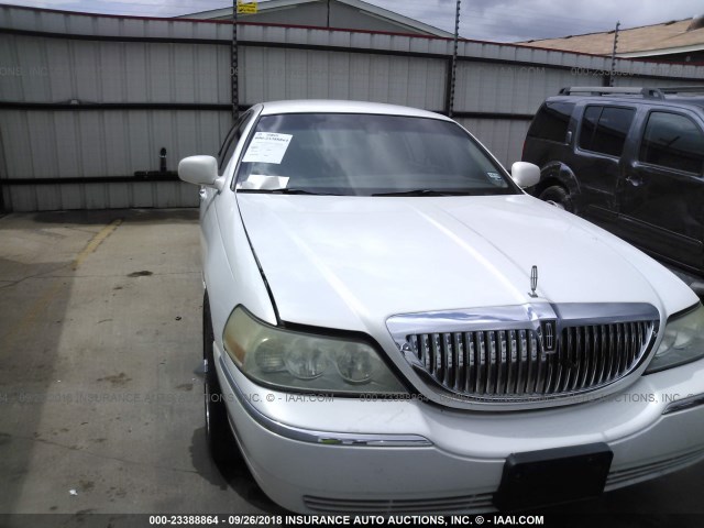 1LNHM81W53Y641283 - 2003 LINCOLN TOWN CAR EXECUTIVE WHITE photo 6