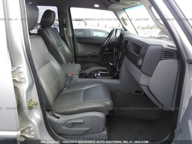 1J8HG48NX6C220235 - 2006 JEEP COMMANDER SILVER photo 5