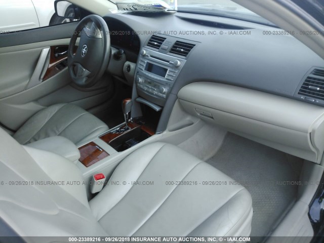 4T1BF3EK9AU103152 - 2010 TOYOTA CAMRY SE/LE/XLE შავი ფოტო 5