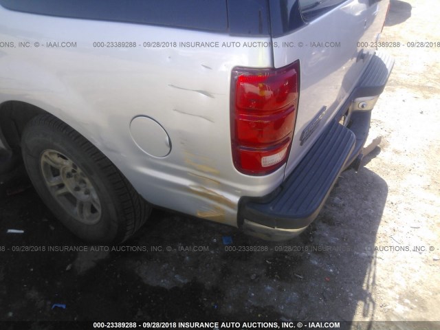 1FMRU15W92LA50424 - 2002 FORD EXPEDITION XLT SILVER photo 6