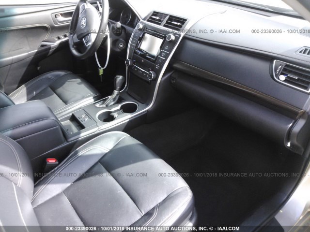 4T4BF1FK9FR501574 - 2015 TOYOTA CAMRY LE/XLE/SE/XSE 金色 照片 5