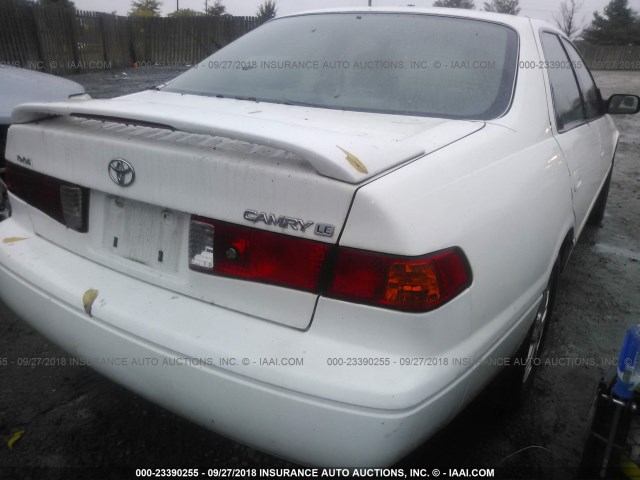 JT2BG28K610598577 - 2001 TOYOTA CAMRY LE/XLE WHITE photo 4