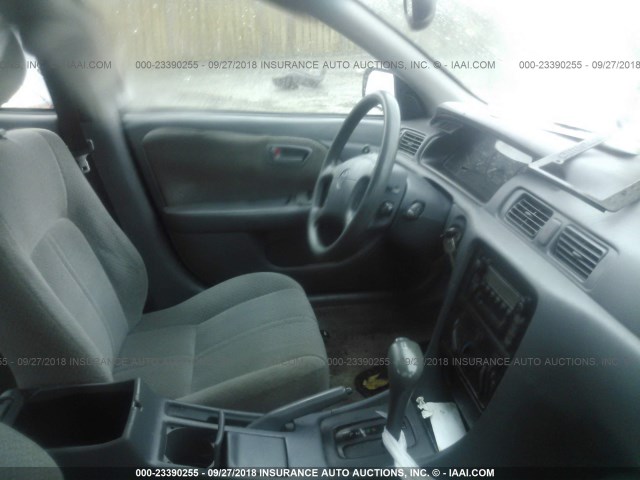 JT2BG28K610598577 - 2001 TOYOTA CAMRY LE/XLE WHITE photo 5