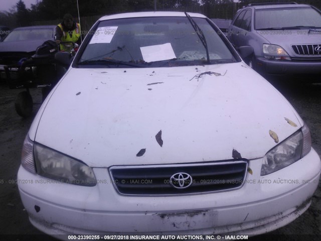 JT2BG28K610598577 - 2001 TOYOTA CAMRY LE/XLE WHITE photo 6