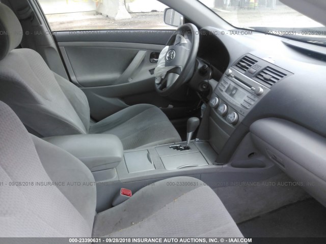 4T1BF3EK4AU051834 - 2010 TOYOTA CAMRY SE/LE/XLE 银色 照片 5