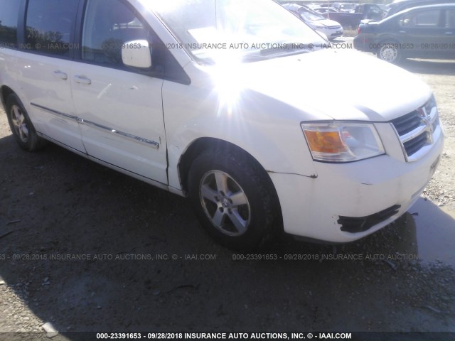 2D8HN54P48R131749 - 2008 DODGE GRAND CARAVAN SXT WHITE photo 6