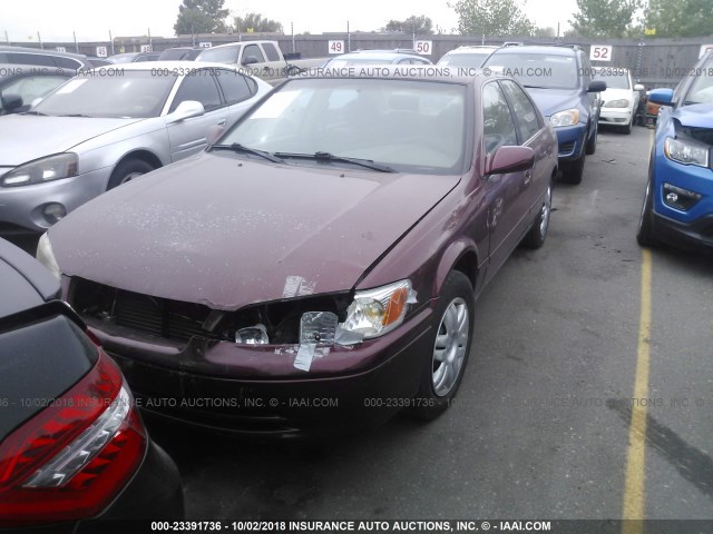 4T1BG22K5YU730145 - 2000 TOYOTA CAMRY CE/LE/XLE მუქწითელი ფოტო 2