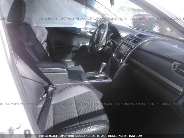 4T1BF1FK5CU178050 - 2012 TOYOTA CAMRY SE/LE/XLE თეთრი ფოტო 5