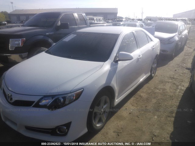 4T1BF1FK5EU393723 - 2014 TOYOTA CAMRY L/SE/LE/XLE თეთრი ფოტო 2