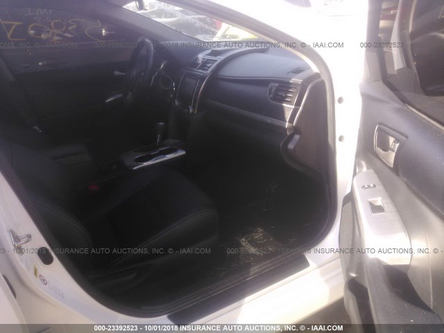4T1BF1FK5EU393723 - 2014 TOYOTA CAMRY L/SE/LE/XLE თეთრი ფოტო 5