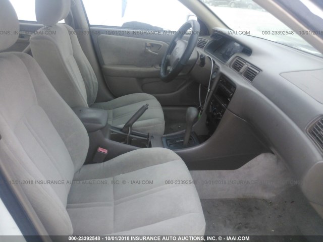 4T1BG22K11U767215 - 2001 TOYOTA CAMRY CE/LE/XLE 白色 照片 5