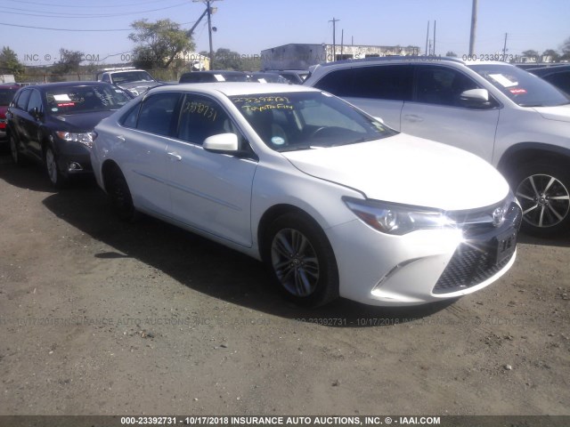 4T1BF1FKXHU377053 - 2017 TOYOTA CAMRY LE/XLE/SE/XSE 白色 照片 1