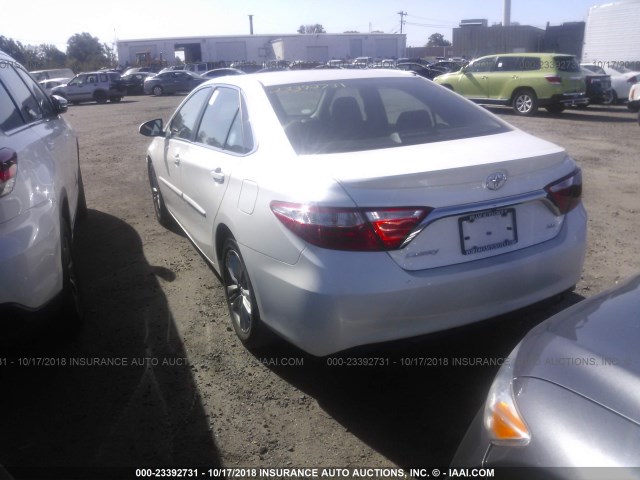 4T1BF1FKXHU377053 - 2017 TOYOTA CAMRY LE/XLE/SE/XSE 白色 照片 3