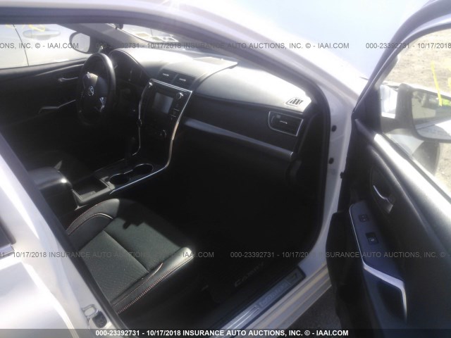4T1BF1FKXHU377053 - 2017 TOYOTA CAMRY LE/XLE/SE/XSE 白色 照片 5
