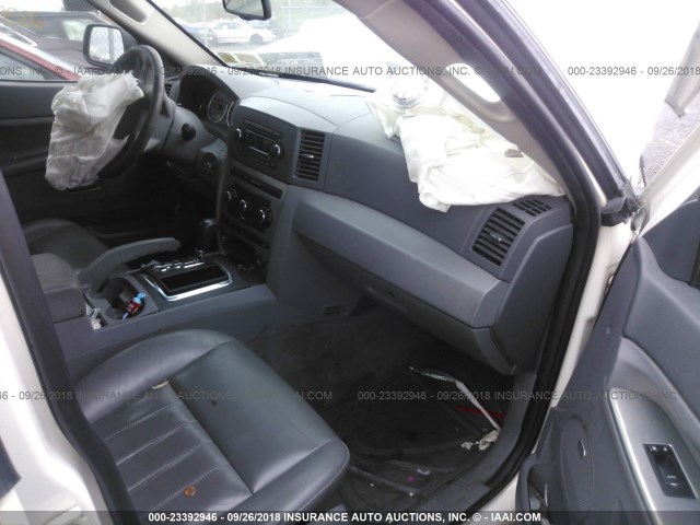 1J8GR48K87C604902 - 2007 JEEP GRAND CHEROKEE LAREDO/COLUMBIA/FREEDOM თეთრი ფოტო 5