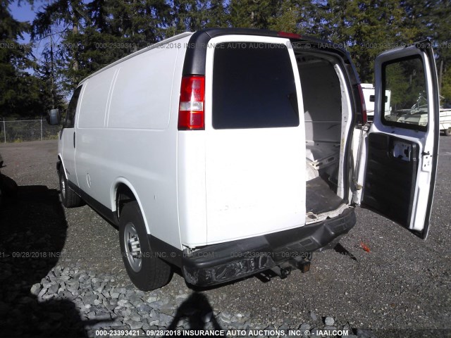 1GTHG352561118266 - 2006 GMC SAVANA G3500 WHITE photo 3