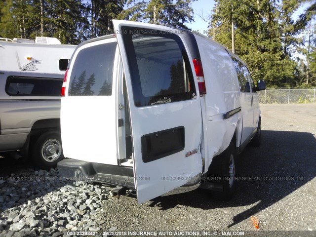 1GTHG352561118266 - 2006 GMC SAVANA G3500 WHITE photo 4