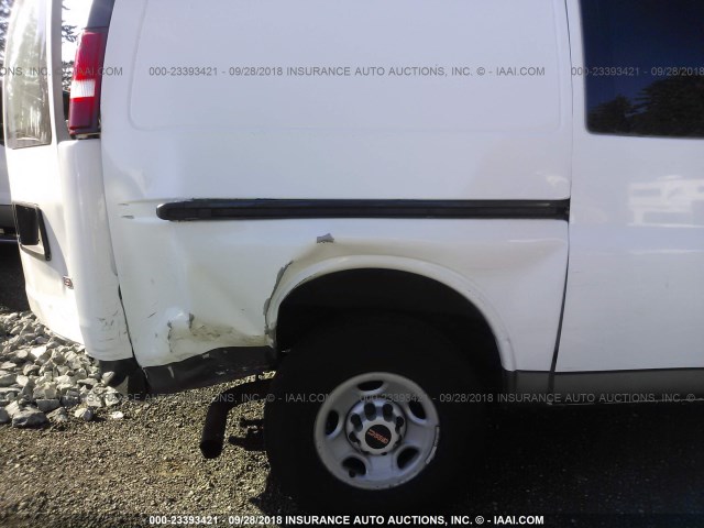 1GTHG352561118266 - 2006 GMC SAVANA G3500 WHITE photo 6